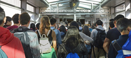 今年紐約市特殊高中錄取的亞裔學生比例再創(chuàng)新高。(美國《世界日報》)