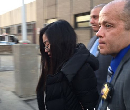 李琳被押出警局時滿臉的痛苦。(美國《僑報(bào)》/崔國萁