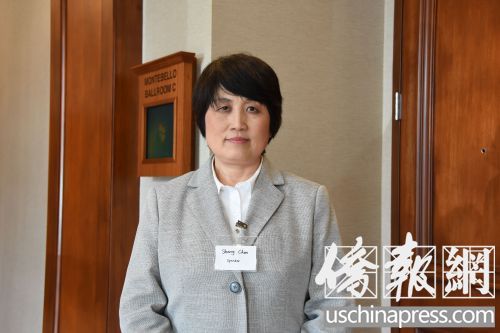 陳霞芬女士接受采訪介紹自己的經(jīng)歷。(美國《僑報》/聶達