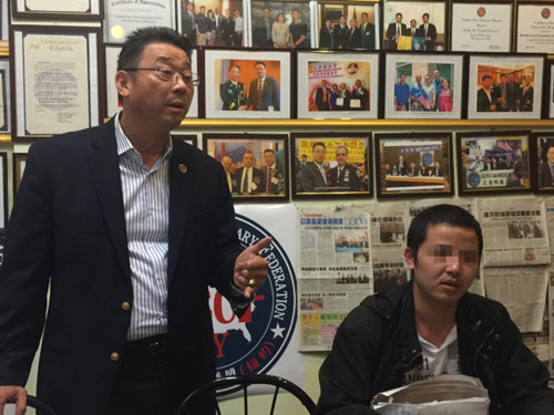 鄭祖勝(右)前往亞總會詢問陳善莊(左)有關父母簽證事宜。(美國《世界日報》/黃伊奕