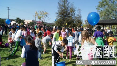 圣蓋博市的小朋友們在玩獵蛋游戲。(美國《僑報》/章寧