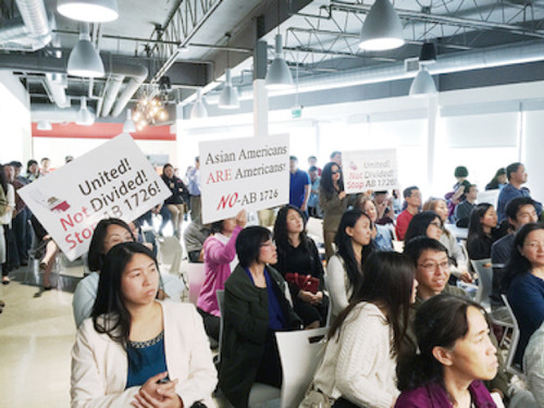 硅谷華裔小區(qū)民眾舉牌抗議。(美國《世界日報》/王金城