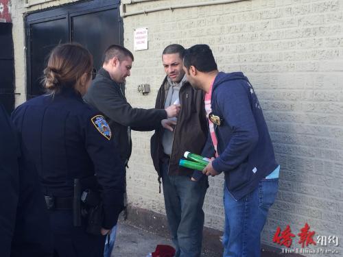 警方趕到截停竊匪,上銬搜身查驗。