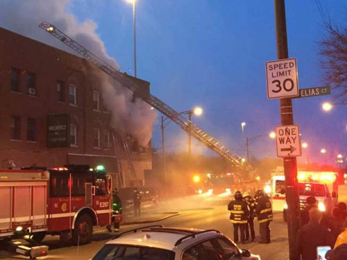 華埠附近公寓發(fā)生大火,圖為消防隊(duì)施救情形。(美國《世界日報(bào)》)