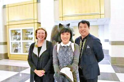 美國常春藤中學(xué)霍奇克斯學(xué)校招生部主任與Linda及卓然老師合影