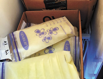 由于母乳產(chǎn)量過(guò)多,陳太太欲將多余的母乳出售。