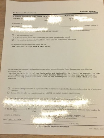 學(xué)生收到的法院傳票。(美國《僑報》)