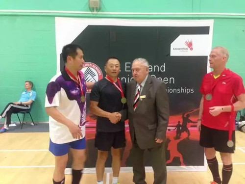 世界羽毛球協(xié)會(huì)主席為其頒獎(jiǎng)