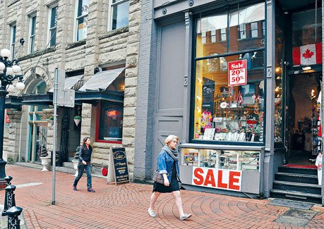 盜賊偷去店內(nèi)飾柜,再將空飾柜棄置在建筑大門內(nèi)樓梯處。(加拿大《星島日?qǐng)?bào)》/李群