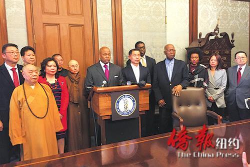 布魯克林區(qū)長(zhǎng)亞當(dāng)斯(左七)在區(qū)政廳召開(kāi)亞非裔座談會(huì)。(美國(guó)《僑報(bào)》/高詩(shī)云