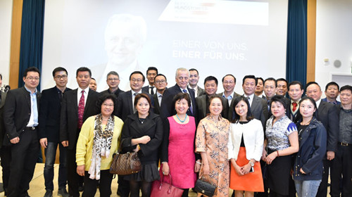 洪德斯托夫與現(xiàn)場(chǎng)華僑華人合影。(《歐洲時(shí)報(bào)》/張明智