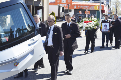 鄭琳芯在爺爺、奶奶和父親(捧鄭琳芯遺像者)的陪同下結(jié)束在世上最后一段旅程。(美國《世界日報》/俞姝含