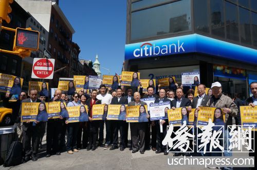 牛毓琳與數(shù)十個華埠僑團(tuán)領(lǐng)袖一起走上街頭造勢。(美國《僑報》/陳辰