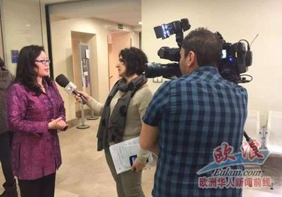 圖為julia在會議之后接受