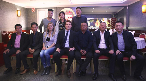 蘇瓦捷副局長與華人代表在座談會(huì)后合影。(《歐洲時(shí)報(bào)》/孔帆