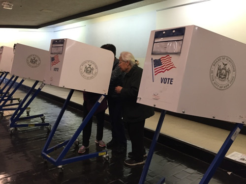 不少華裔選民在19日積極投票。(美國《世界日報》/金春香