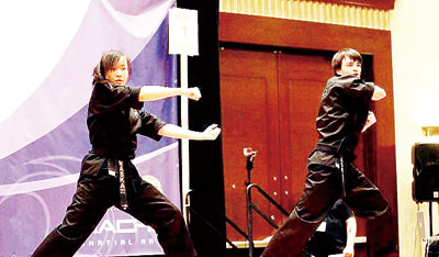 田妤倩(左)在比賽現(xiàn)場。(美國《星島日報》)