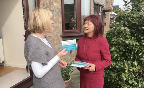 保守黨華裔候選人林暉拜訪韋克菲爾德市民眾,派發(fā)傳單。(圖片來源:受訪人)