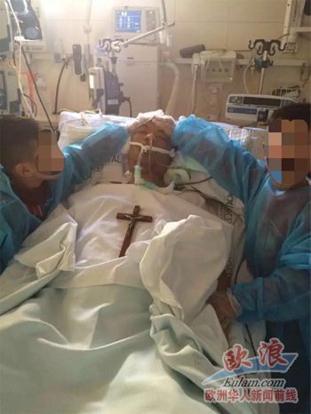 鄭先生的兩個孩子在醫(yī)院重癥病房為自己的父親祈禱
