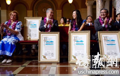 華裔獲獎(jiǎng)?wù)哧惣倶澹ㄗ蠖┡c劉南茜(右二)在相互道賀。(美國《僑報(bào)》/邱晨