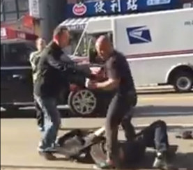 YouTube視頻中華人上前勸阻打人西語(yǔ)裔男子。(美國(guó)《僑報(bào)》)