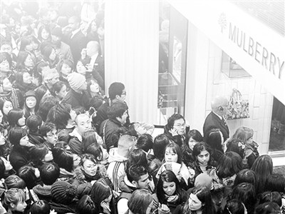 圖為華人代購(gòu)在奢侈品店前瘋狂搶購(gòu)