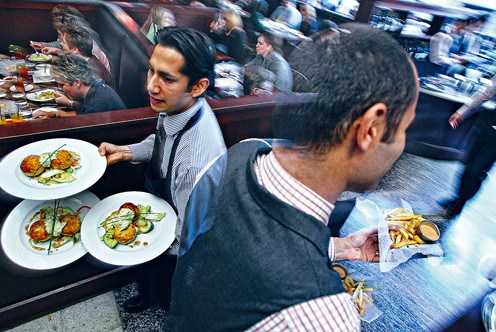 有華人顧客指小費(fèi)是對侍應(yīng)提供更好服務(wù)的激勵(lì)。(加拿大《星島日報(bào)》)