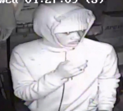 穿著黑衣的嫌犯在華埠及周遭犯下多起入室竊盜案。(美國《世界日?qǐng)?bào)》)