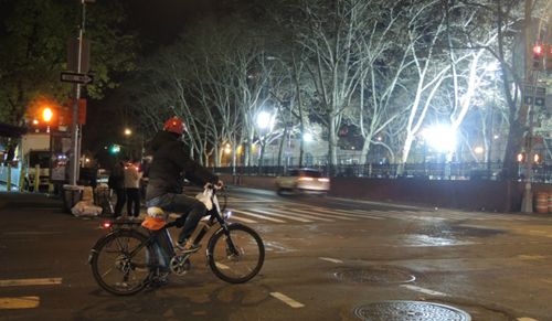 華裔外賣郎外出送餐,晚間尤其容易遭到歹徒打劫。(美國(guó)《世界日?qǐng)?bào)》/尹英姿攝影)