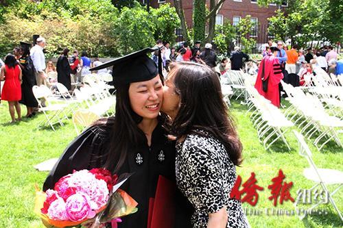 媽媽賀女兒哈佛畢業(yè)。(美國《僑報》)