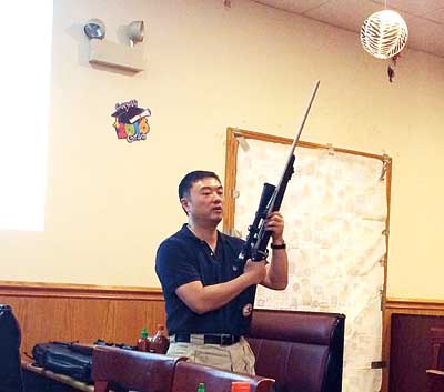 大芝加哥槍友會(huì)負(fù)責(zé)人王軍,現(xiàn)場(chǎng)講解槍械知識(shí)。(美國(guó)《星島日?qǐng)?bào)》)