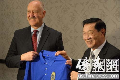 李昌鈺向勞頓贈送T恤衫。(美國《僑報》/夏嘉