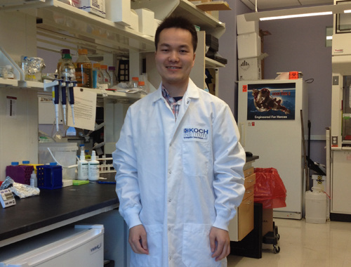 何江在美國實(shí)驗(yàn)室。