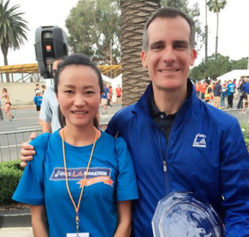 衣苗苗與洛杉磯市長賈希提的合影。(美國《僑報》)