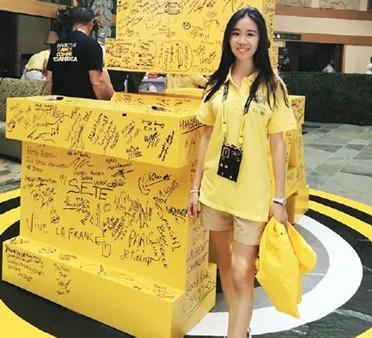 喬治華盛頓大學(xué)留學(xué)生卜嘉儀在國際傷殘軍人運(yùn)動會上留影。(美國《僑報(bào)》)