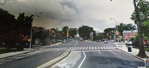 戴禺介紹事故現(xiàn)場街景。(美國《世界日報(bào)》/許雅鈞