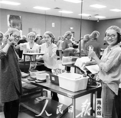 2016年2月26日,中國留學(xué)生在美國“幫助饑餓兒童”志愿者組織車間內(nèi)包裝食物。(黃碧涵