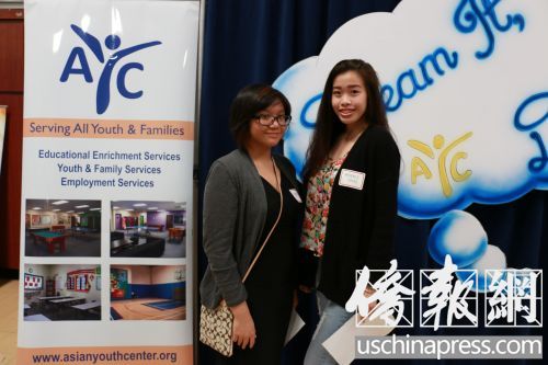 獎(jiǎng)學(xué)金得獎(jiǎng)?wù)吡忠收洌ㄗ螅┖妄徝魃海ㄓ遥?(美國《僑報(bào)》/秦盼