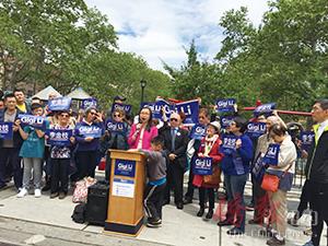 李金枝(中間發(fā)言者)宣布角逐第65選區(qū)州眾議員。