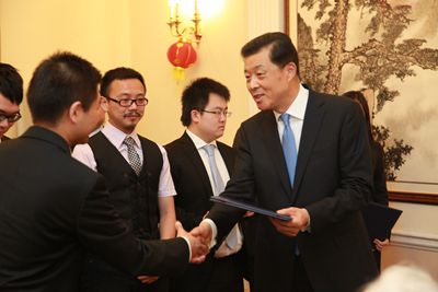 劉大使向獲獎(jiǎng)學(xué)生頒獎(jiǎng)