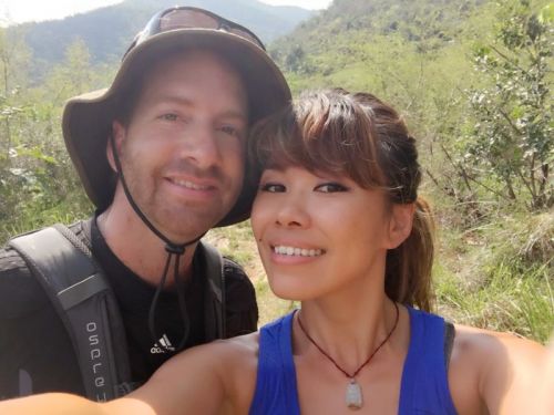 倉蕊夫婦在旅途中。(美國《僑報》)