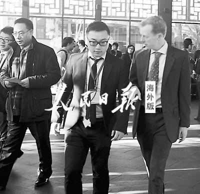 作者(右二)在一次活動(dòng)上介紹“一帶一路”。