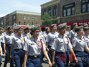 圖為麥斯佩斯游行中的隊伍。(美國《僑報》/王伊琳