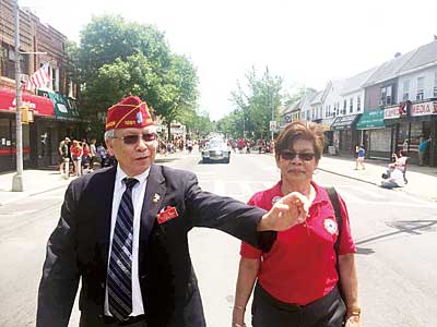 黃宏達(dá)(左)參加森林小丘游行。(美國(guó)《星島日?qǐng)?bào)》)