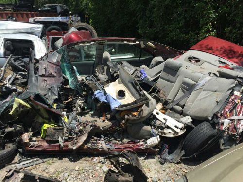 猛烈的撞擊將江曉馳駕駛的轎車整個撞至報廢(美國《僑報》)