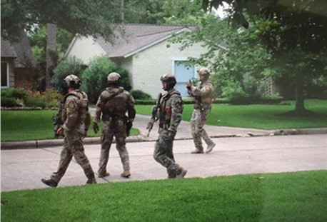 休斯敦西區(qū)發(fā)生二死六傷濫射事件,圖為居民在家中窗前拍下霹靂小組巡邏畫面。(美國《世界日報》)