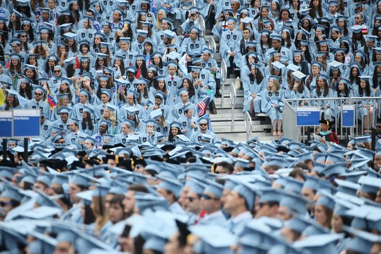 美國(guó)哥倫比亞大學(xué)當(dāng)?shù)貢r(shí)間5月18日舉行畢業(yè)典禮。(香港大公報(bào)資料圖)