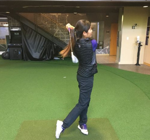 羅瑩在訓(xùn)練中揮桿。(美國《僑報(bào)》/杰克