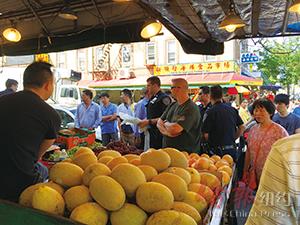 圖為警方2日繼續(xù)對(duì)八大道違規(guī)攤販展開(kāi)掃蕩。(美國(guó)《僑報(bào)》/崔國(guó)萁