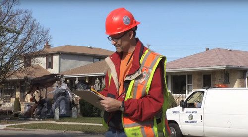 芝加哥水務(wù)局職員值勤時一定穿工作服及佩戴職員證件。(美國《世界日報》)